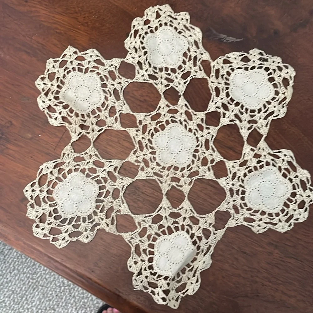 Set of two antique Hand crocheted doilies - Picture 2 of 5